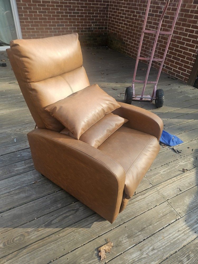 Recliner W/ 2 Pillows