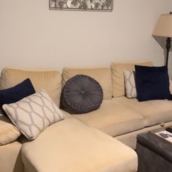 Cute Beige Sectional w/pull out Bed & storage!