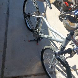 Cannondale F1000 Mtn Bike 