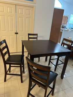 Table and chairs! 42x42x36