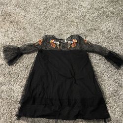 Like new adorable women’s size medium black lace dress with embroidery. 