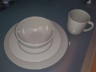 Crate and barrel dinner plate set