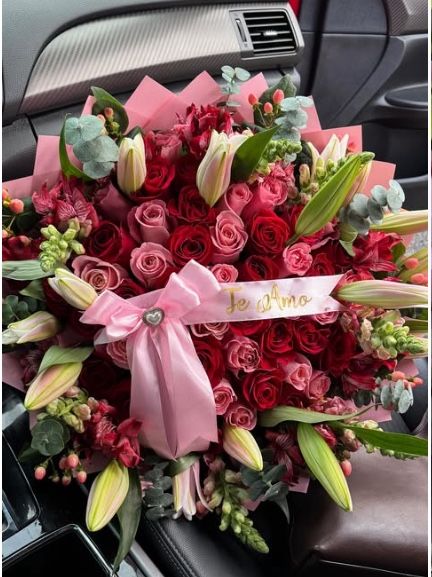 Ramo Buchon With Lillie’s Mixed Bouquets Ramo Buchon