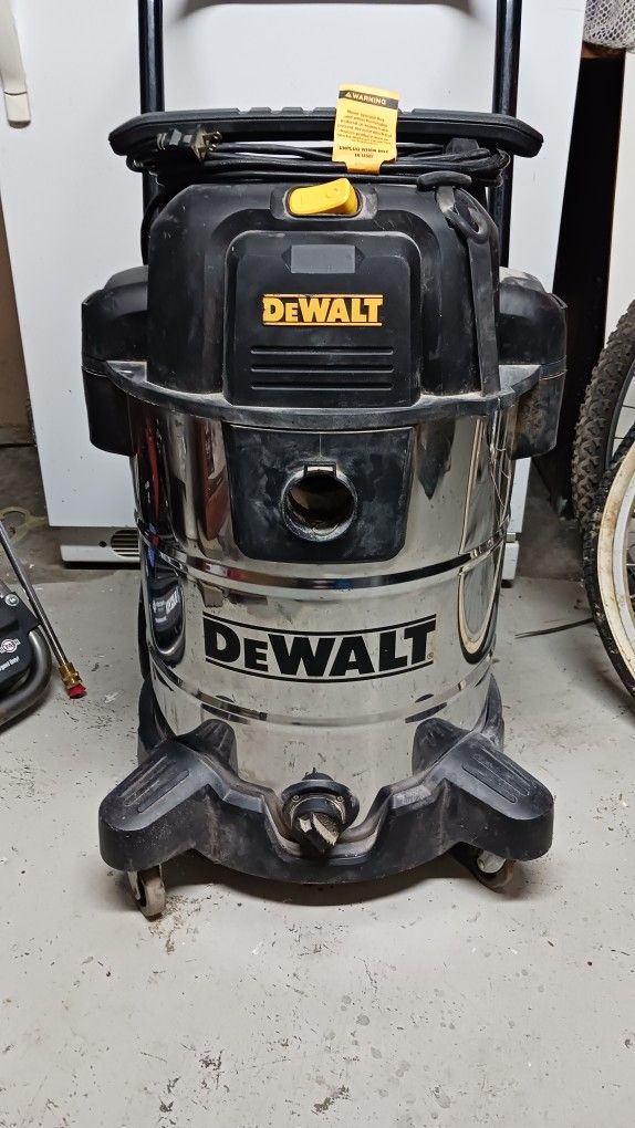 DeWalt Dry Vacuum
