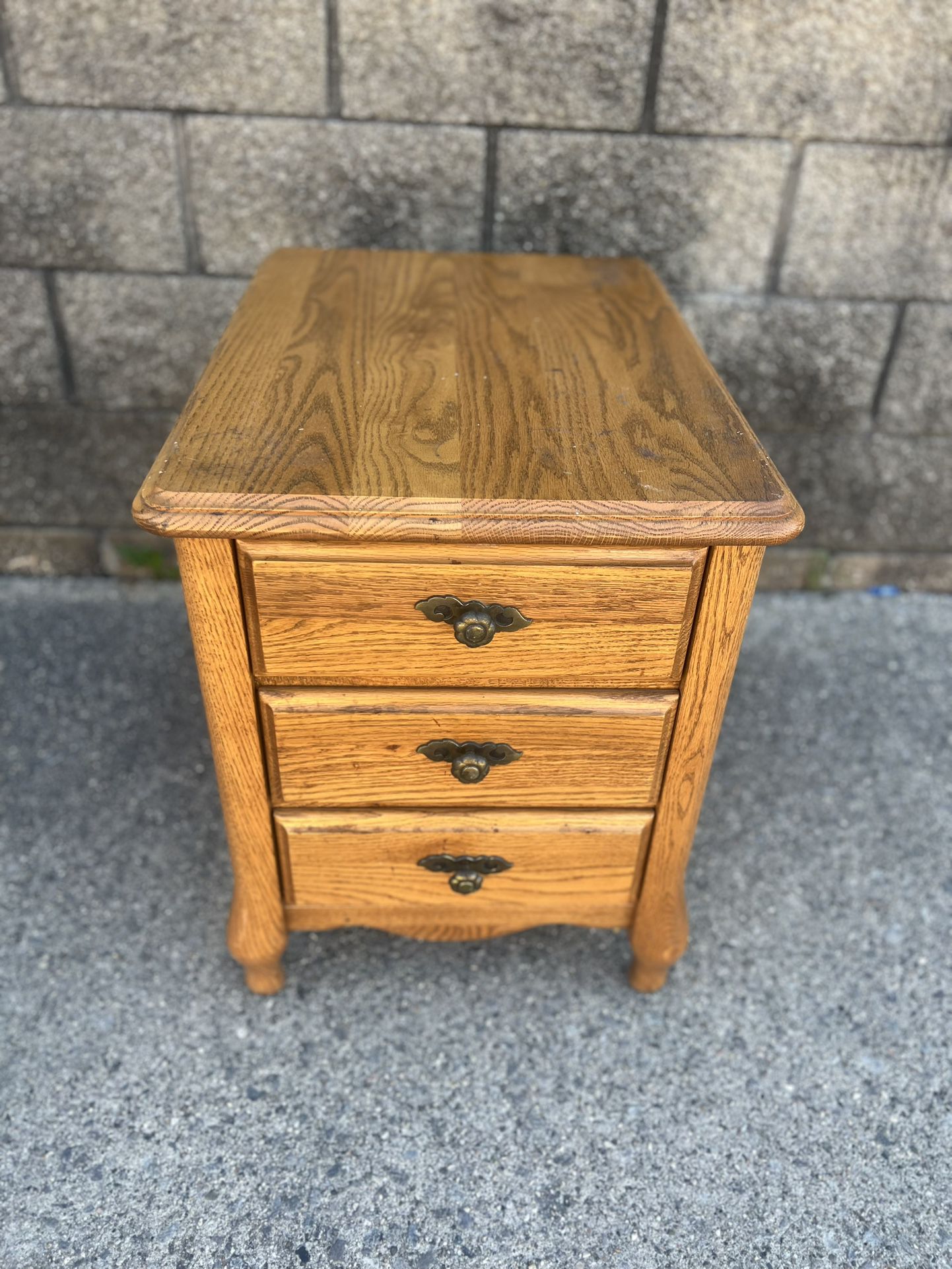3 drawer oak nightstand 