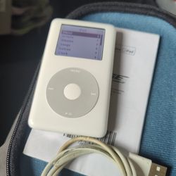 iPod Classic 20 GB With Bose Quiet Comfort Headphones 