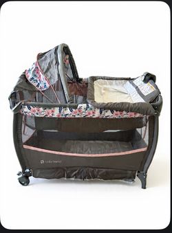 Baby Trend Bassinet and Play Area