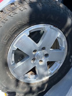 Jeep rim with tire (one only) 265/70r18