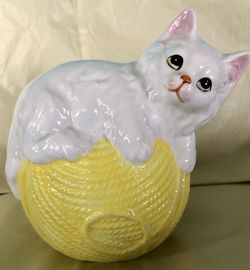 Vintage planter, kitten on ball of yarn By NAPCO