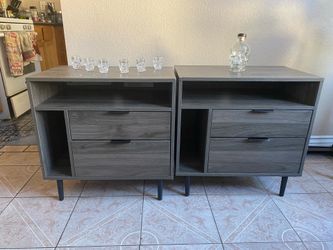 2 nightstands/end tables