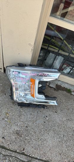 2020 ford F 150 right headlight