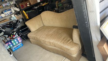 XL Couch. Vintage style - Free!