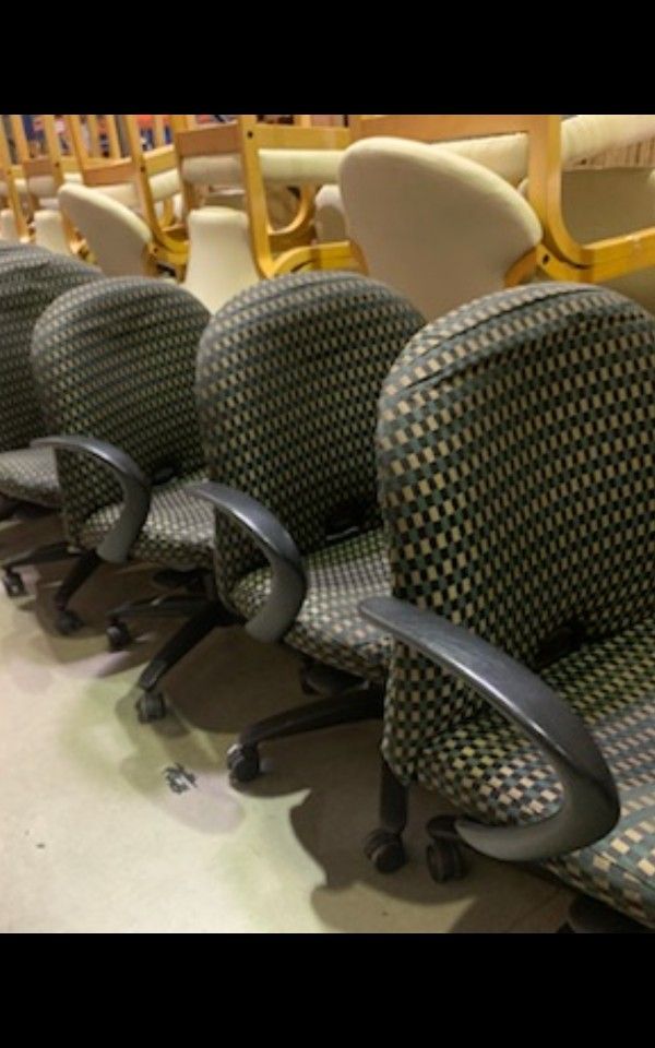 Tons Of Chairs 200 Available Rolling Desk Computer .....