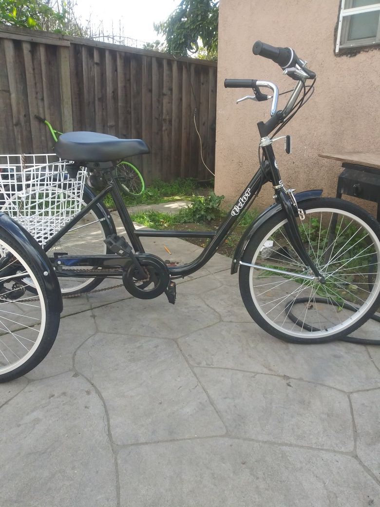 Es una bicicleta. Trisiculo esnuebo notiene uso esta en pefectas condisiones