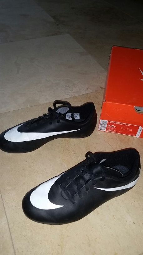 Nike Soccer Cleats Size 4.5 youth