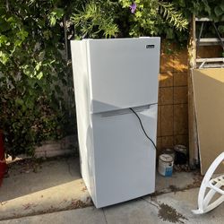 Magic Chef 10 Cu Ft Top Freezer Refrigerator 