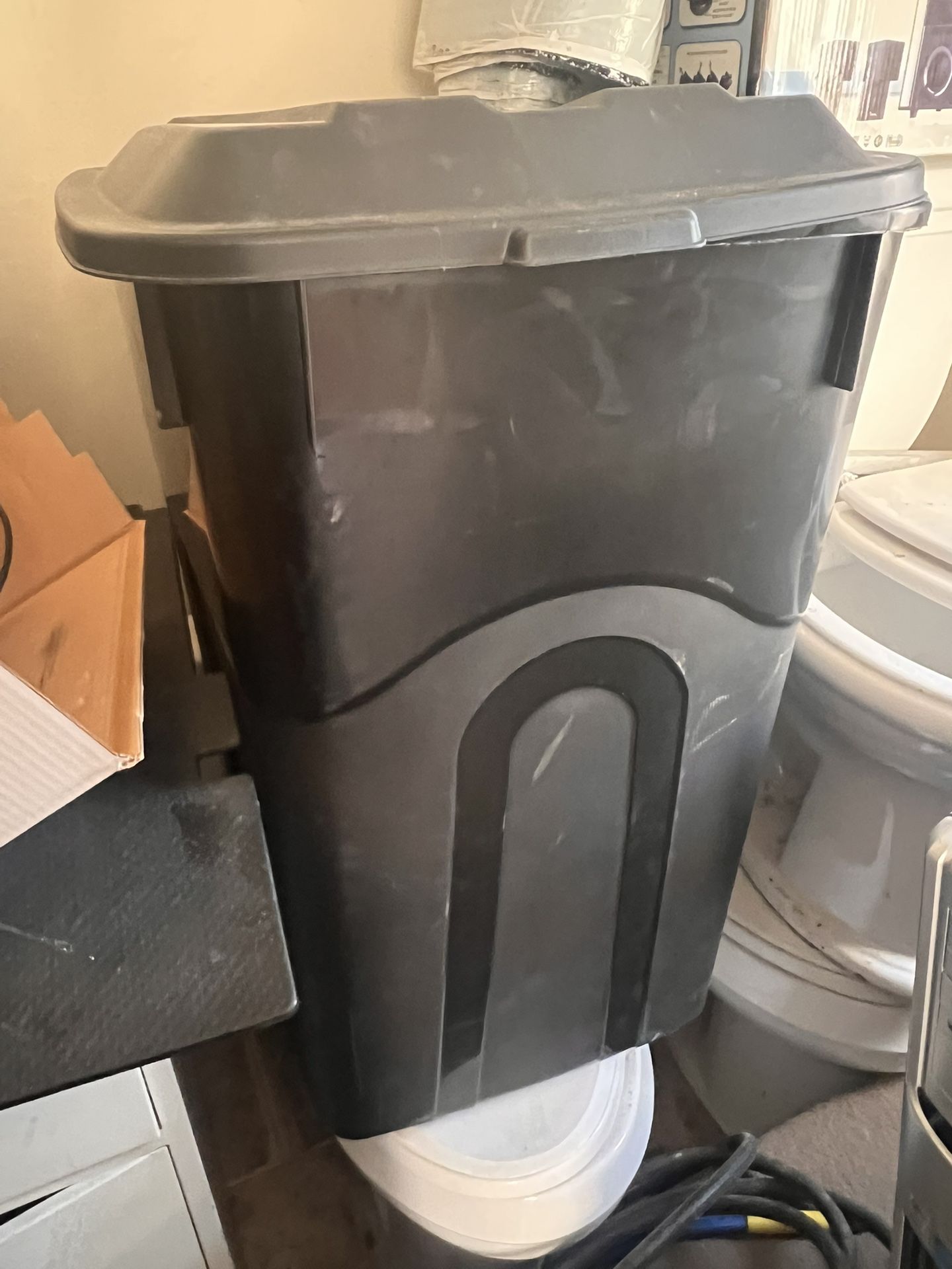 Garbage bin