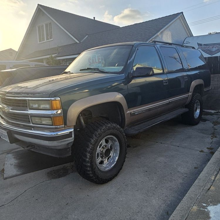 95 2500 4x4 Chevy Suburban  For Sale
