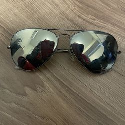 This is a pair of Ray-Ban Aviator Classic