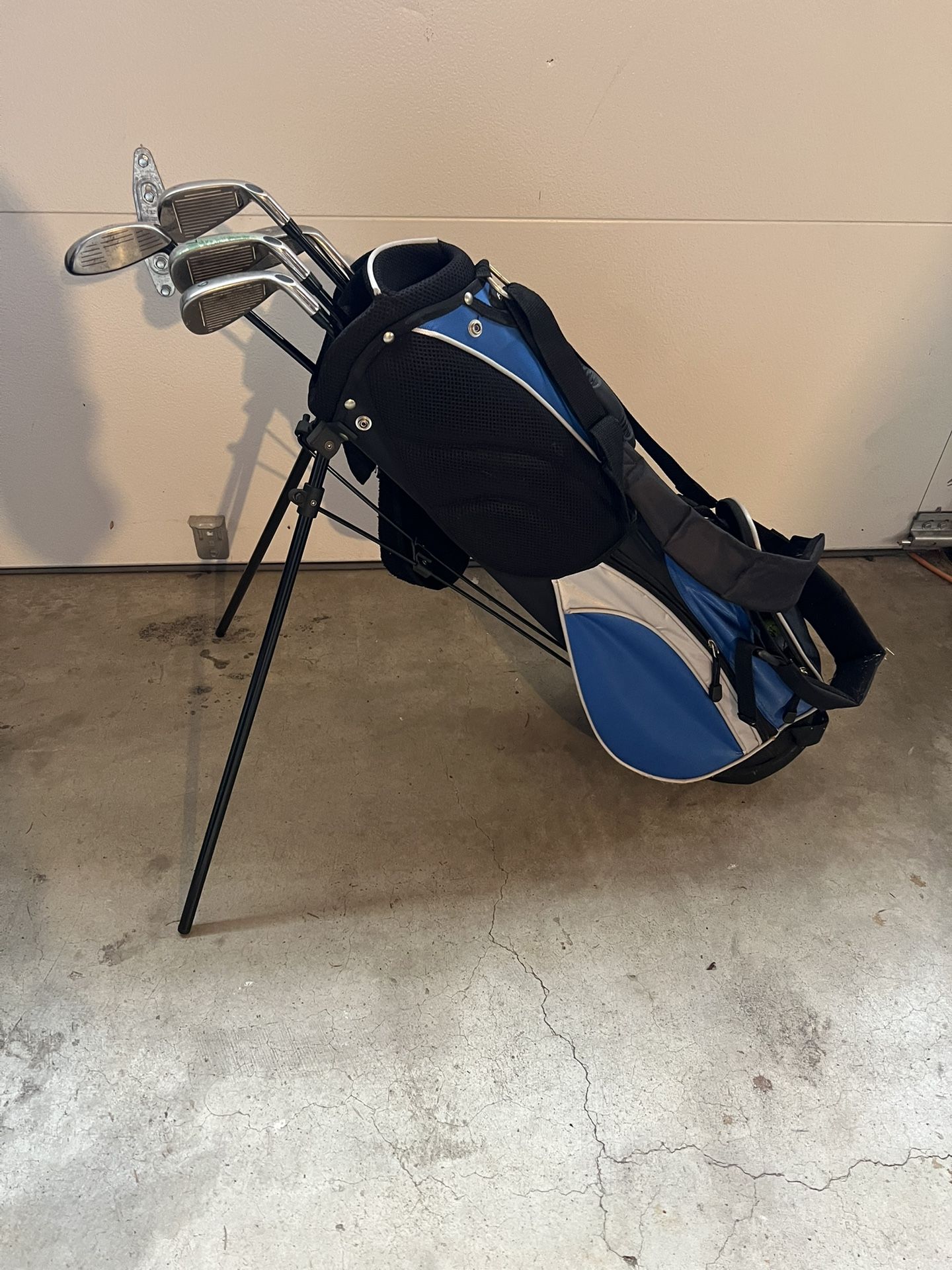 Youth golf bag And some Lefty Clubs Included