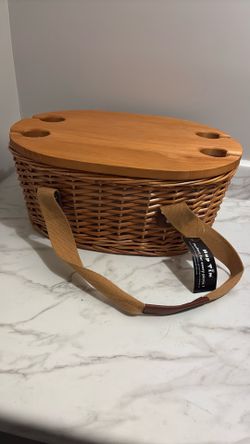 Cute wooden picnic basket with stand and 4 plastic wine cups