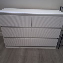 Dresser ***Must go