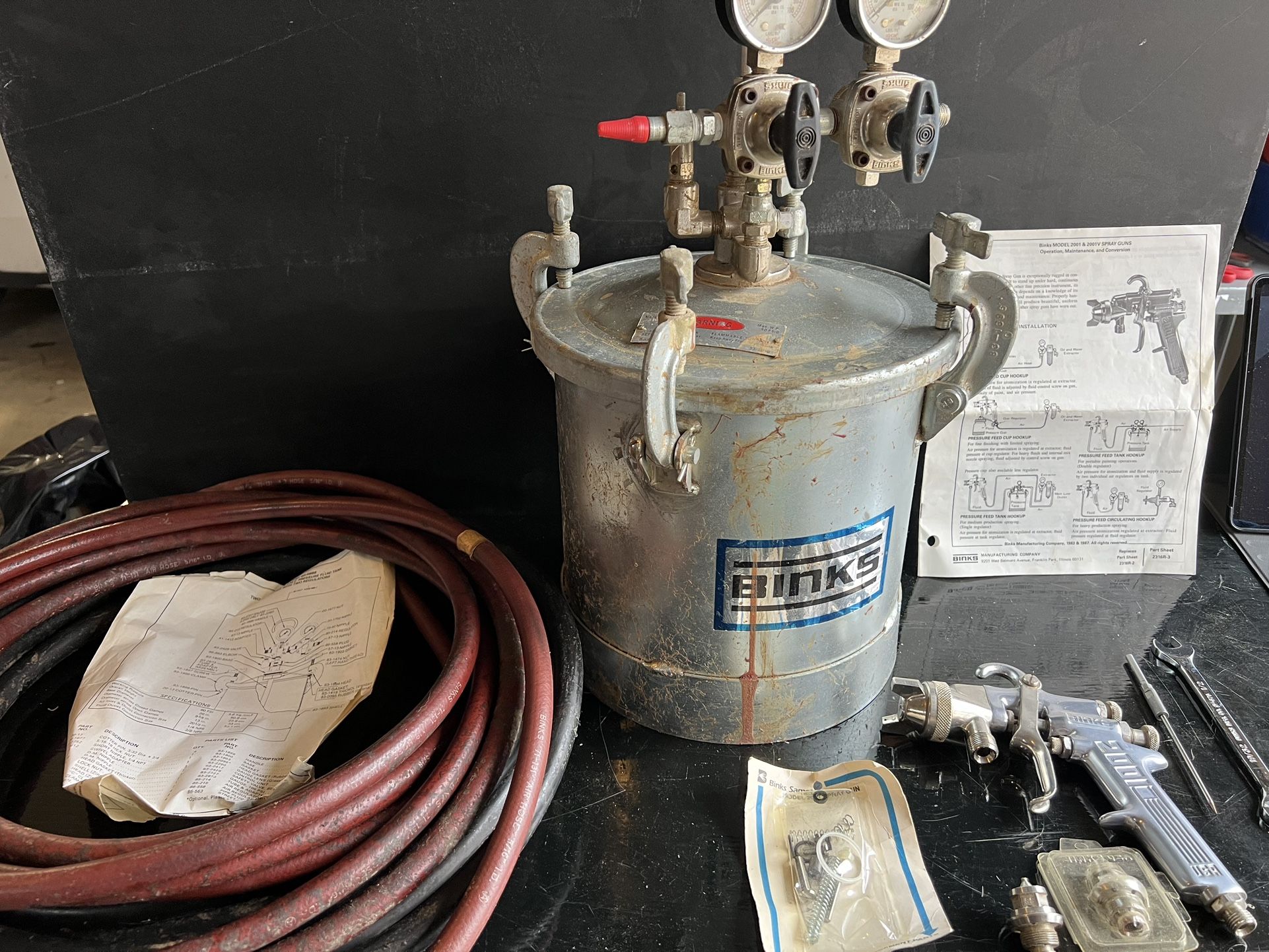 Binks Pressure tank with model 2001 Sprayer