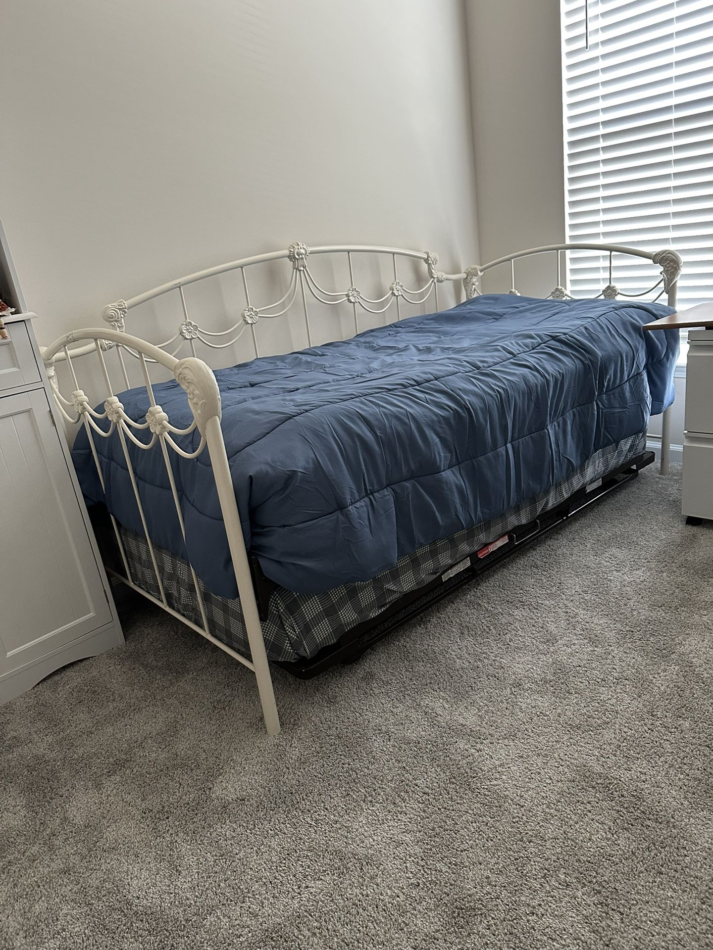 Twin Size Daybed with Trundle