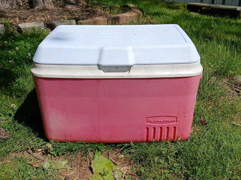 Rubbermaid 37qt Travel Cooler