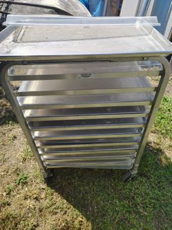 Carrito con nueve charolas de aluminio con tapa