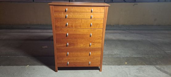 Nice 7 Drawer Dresser.