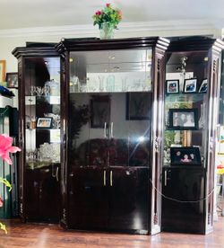 Bonito mueble para televisión y adornos