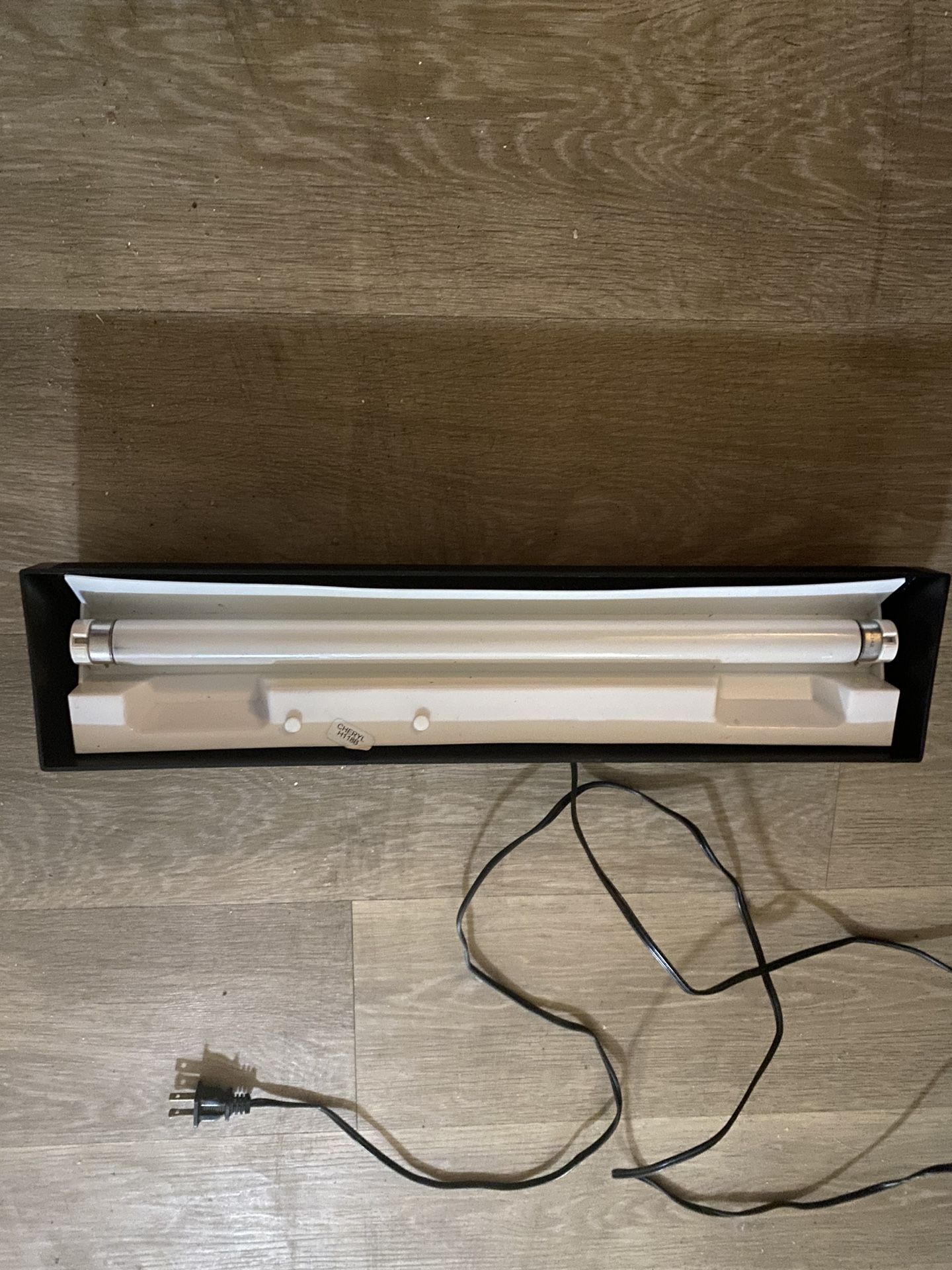 Aqueon 20” Fluorescent Aquarium Reflector “120 Volt-19 Watt-60 Hz