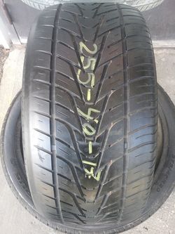 One used 255 40 17 Toyo tire