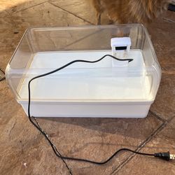 Plastic turtle tank with clear lid, suitable for baby turtles, small turtles, or temporary housing. Clear sides for easy viewing and a removable lid f