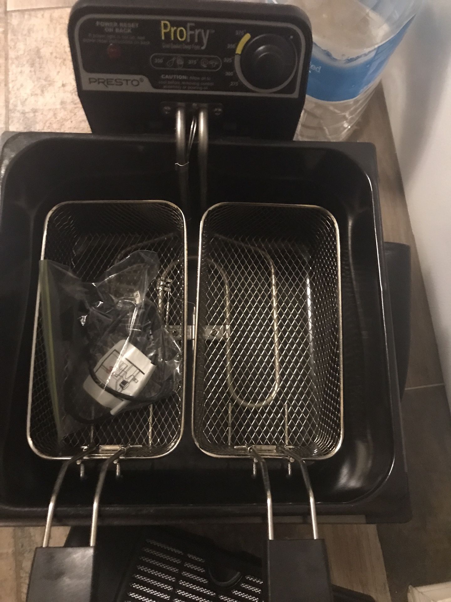 Dual basket presto pro fry deep fryer only used once moving no space at