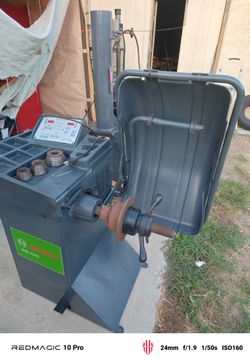 Paquete Bosch Desmontadora TC 220S y Balanceadora WBE 4100)