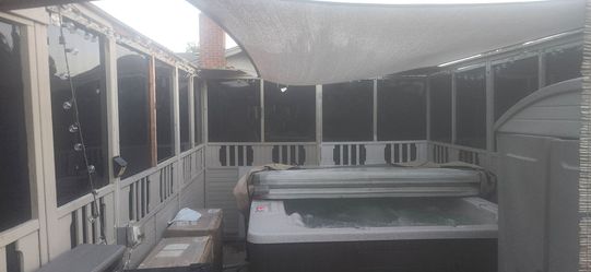 Spa enclosure w privacy windows