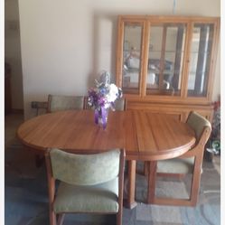 Beautiful Solid Oak Dining Table , 4 Upholstered Chairs And Hutch