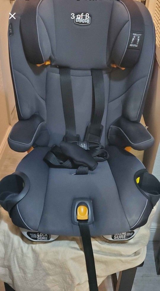 Like New Beautiful Chicco Toddler Carseat Grows With Child.  Has Alot Of Different Settings. Also Reclines.  