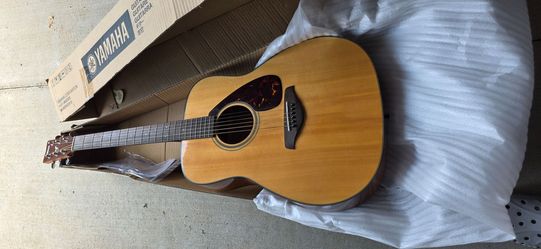 Yamaha FS 700S solid spruce top guitar excellent condition