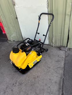 Stark USA 6.5 HP, gasoline-powered, 196 cc, 4000 lbs of force plate compactor with water tank.