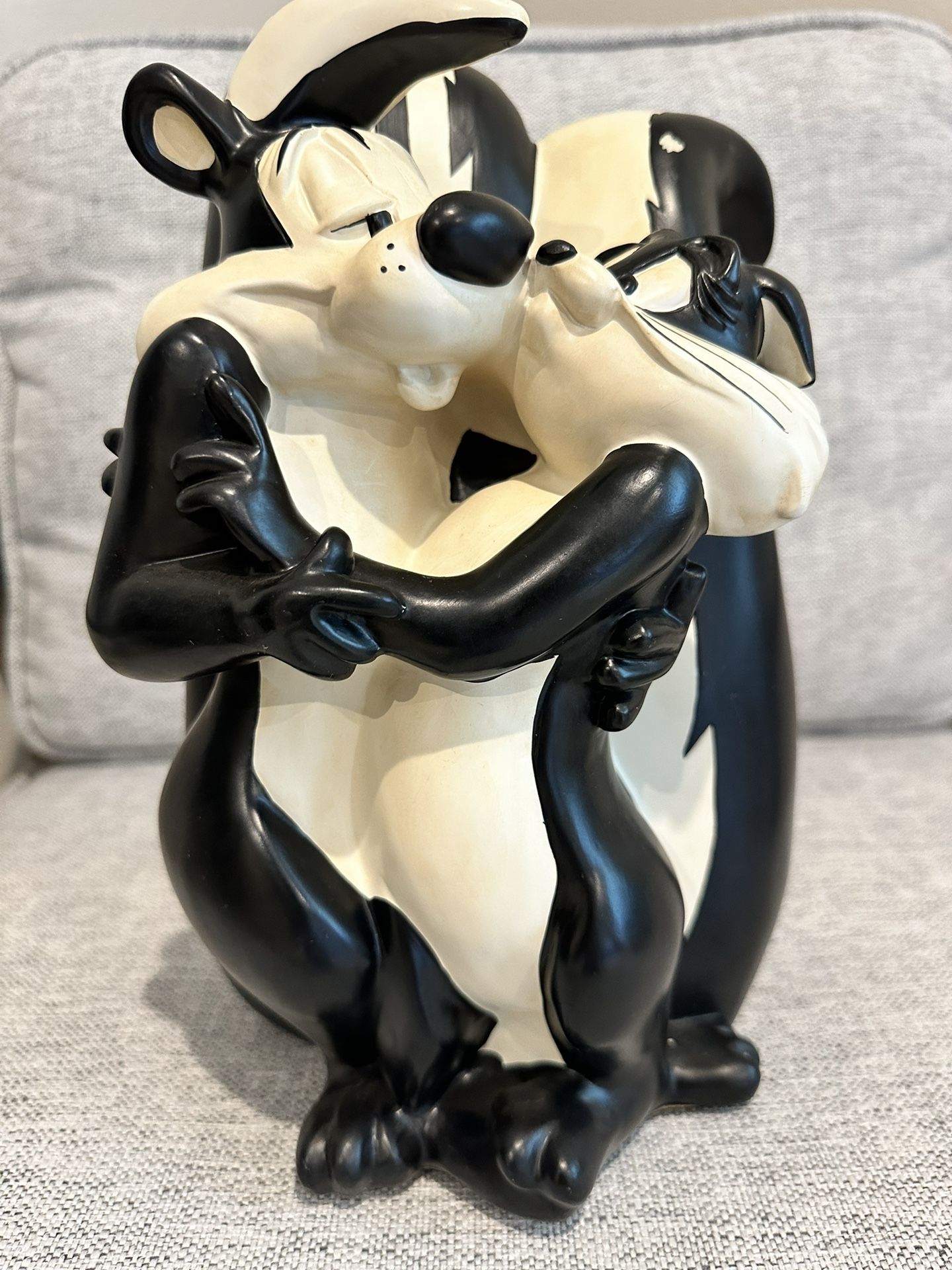 Vintage 1999 Pepe Le Pew Penelope Warner Brothers Statue 