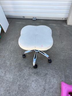 Rolling stool for vanity