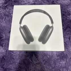 Black AirPod Maxes
