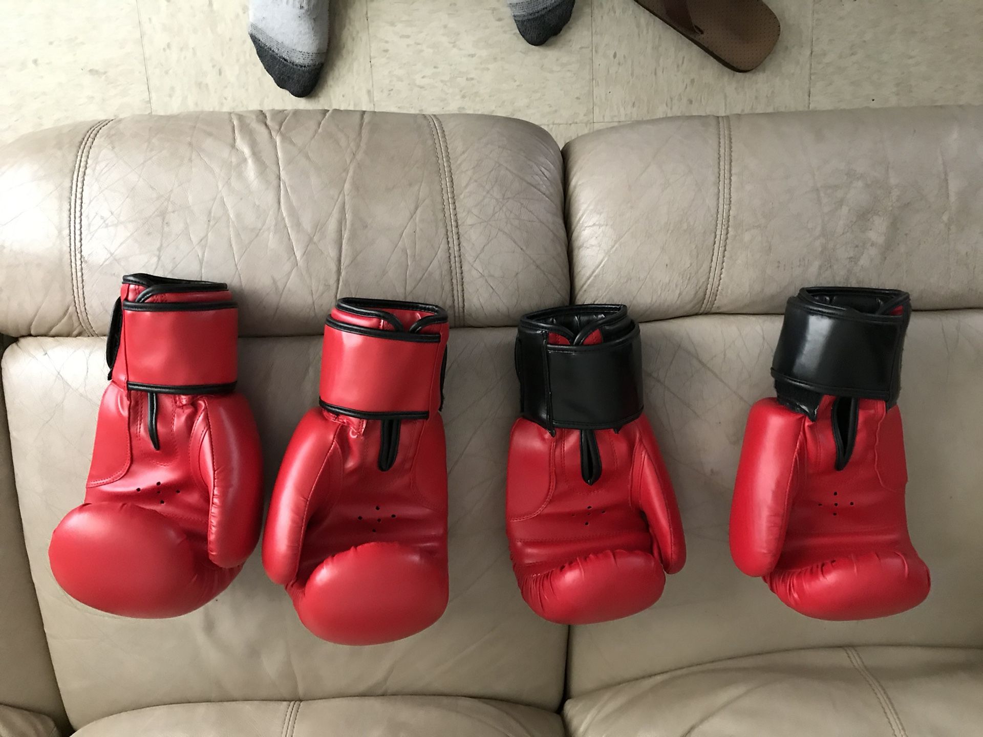 Punching bag with 4 12oz gloves.