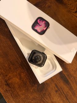 Apple Watch Series 7 (45mm) GPS in Green Aluminum.