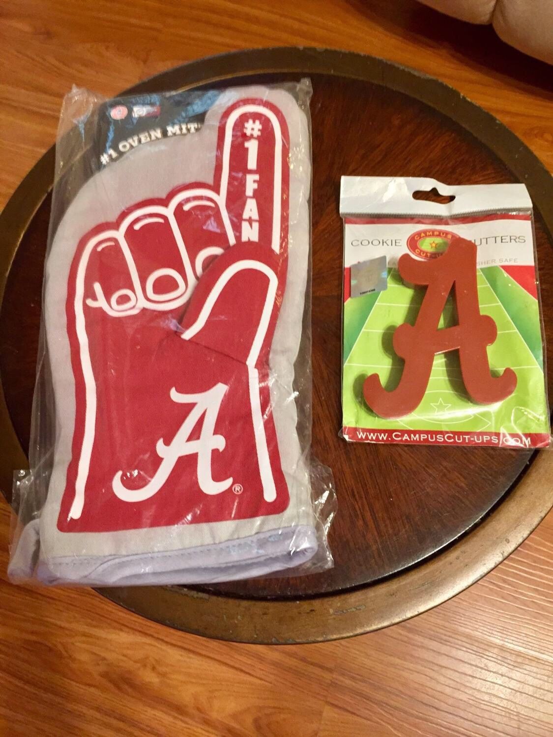 NIB Bama Oven Mitt & Cookie Cutter
