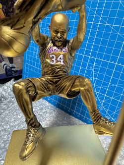 Shaq statue replica