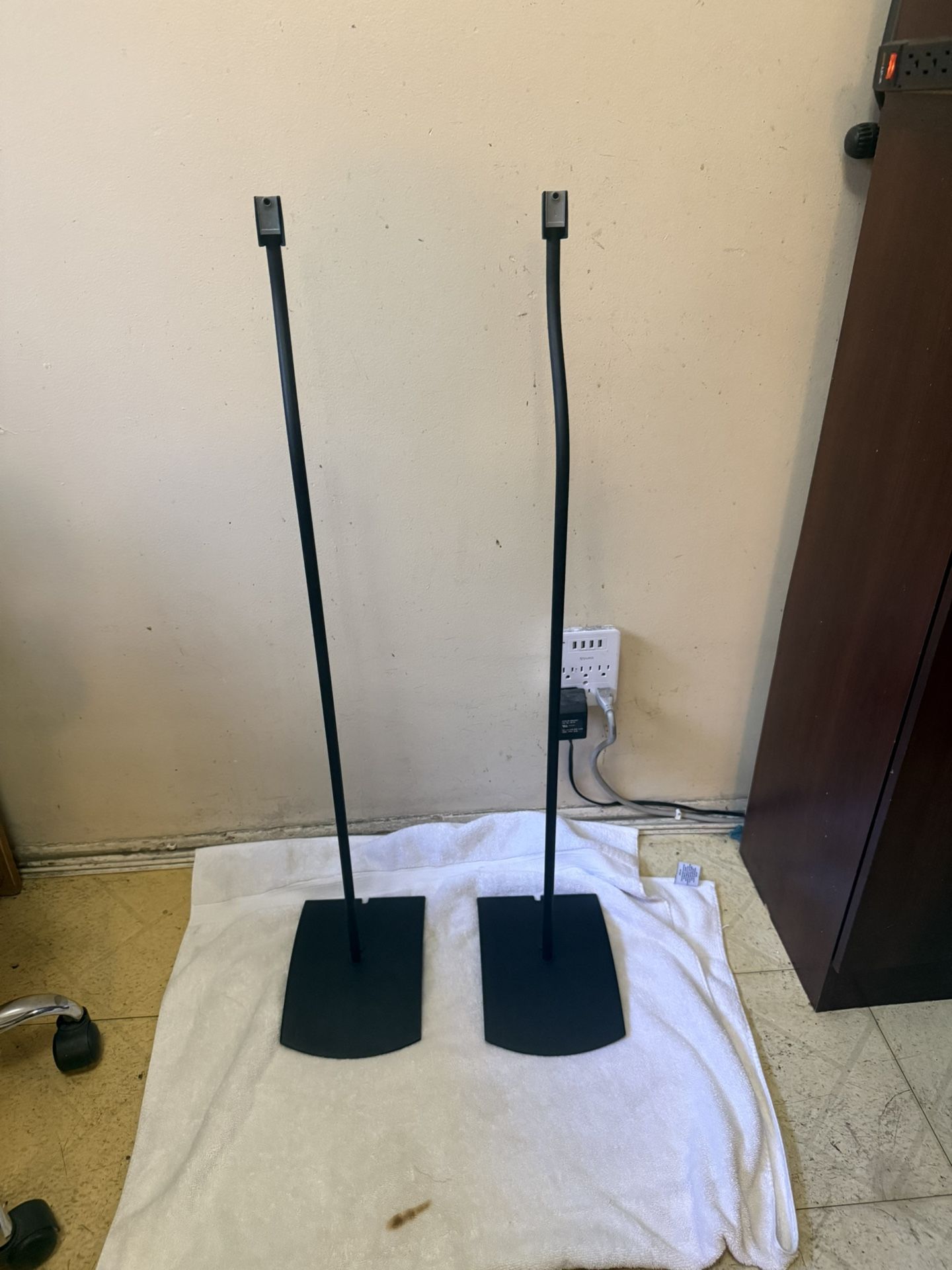 2 Bose UFS-20 Speaker Stands